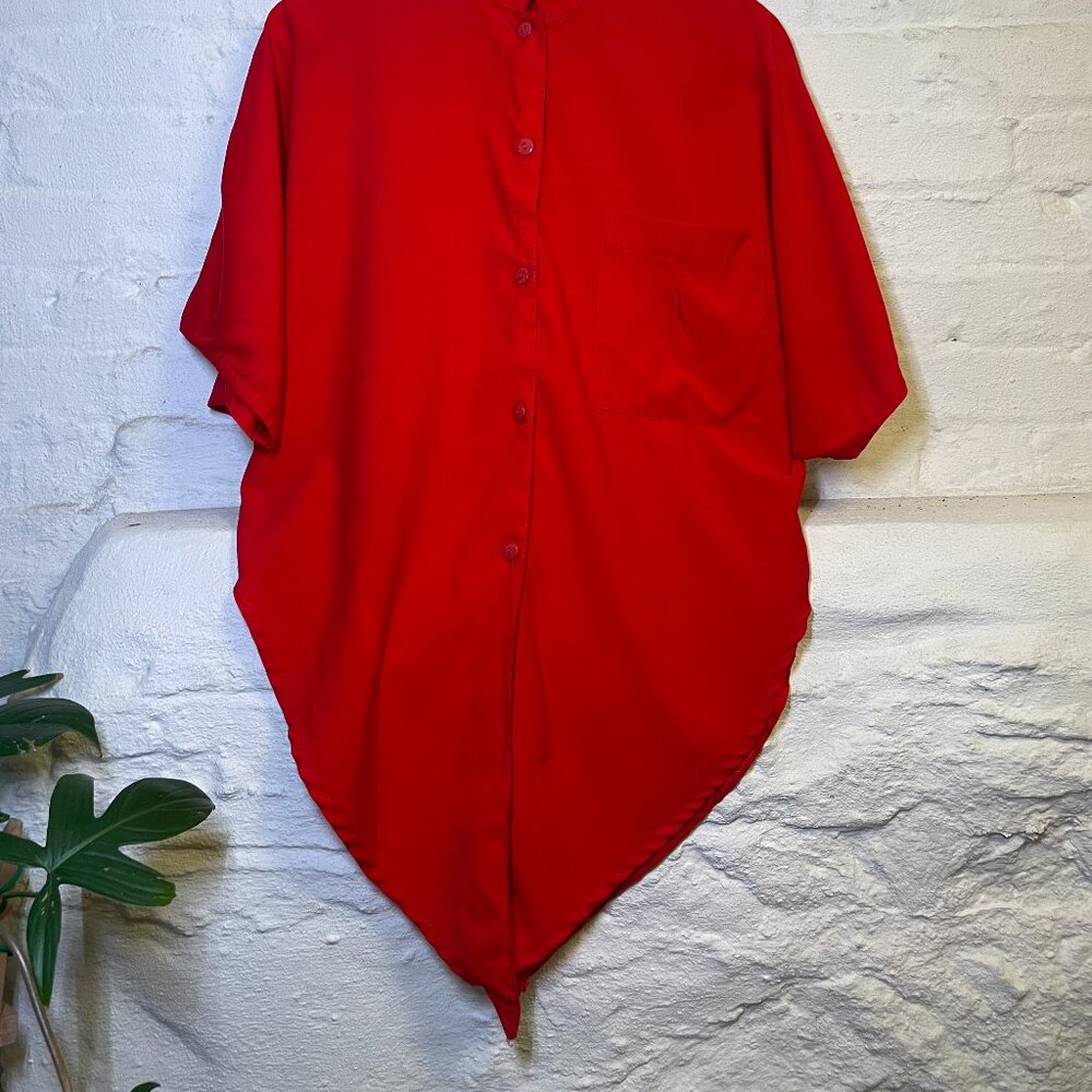 Unique oversized triangular red button up - Picture 3 of 4